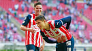 Ronaldo Cisneros selló el triunfo 2-0 de Chivas sobre Toluca.