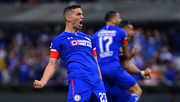 El jugador Iván Marcone celebra un gol con Cruz Azul.