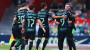 Jugadores del América celebran un gol.