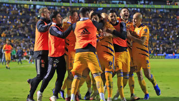 Jugadores de Tigres UANL celebran un gol.