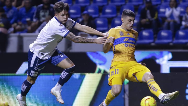 El paraguayo Sebastián Olmedo del Puebla y el argentino Juan Brunetta de Tigres durante el Clausura 2024.