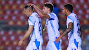 Jugadores de Cruz Azul celebran un gol.