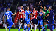 Jugadores de Chivas y Cruz Azul en conato de bronca.