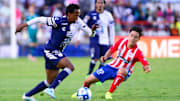 Romario Ibarra ante la marca de Oscar Macias.