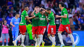 Jugadores de las Chivas del Guadalajara celebran un gol.