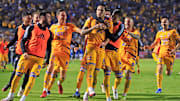 Jugadores de Tigres UANL celebran un gol.