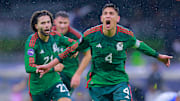 César Huerta y Edson Álvarez festejan un gol de México contra Honduras en la Nations League del 2023