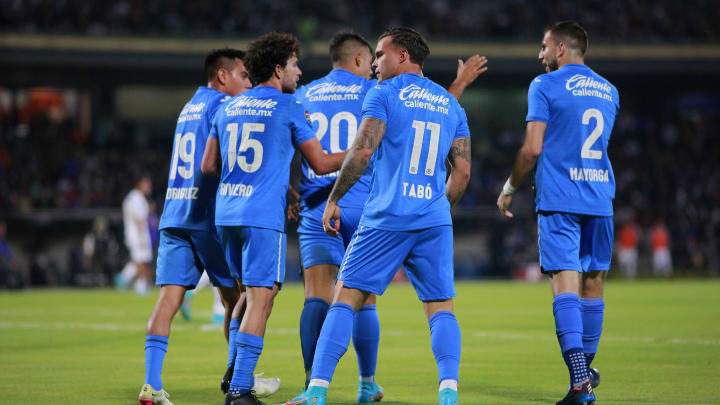 Jugadores de Cruz Azul celebran un gol.