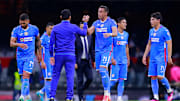 Jugadores de Cruz Azul celebran un gol.