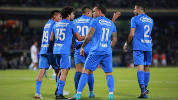 Jugadores de Cruz Azul celebran un gol.
