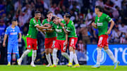 Jugadores de Chivas celebran un gol.