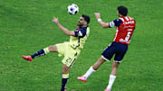 Henry Martin y Jesús Molina en la disputa de un balón.