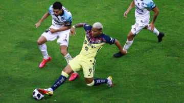 Roger Martínez ante dos jugadores de Mazatlán FC.