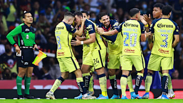 Jugadores del América celebran un gol.