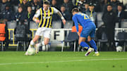 Ryan Kent rakibini geçmeye çalışıyor.