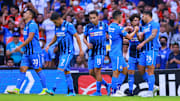 Jugadores de Cruz Azul celebran un gol.