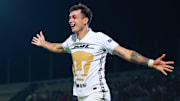 El argentino Juan Dinenno logró un doblete en la victoria de Pumas sobre Cruz Azul, en la semifinal de Ida de la Concachampions.