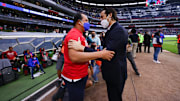 Los entrenadores Juan Reynoso y Santiago Solari.