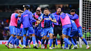 Jugadores de Cruz Azul celebran un gol.