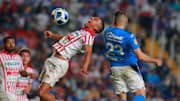Pablo Aguilar y Ángel Sepúlveda en la pelea por de un balón.