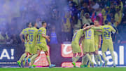 Jugadores del América celebran un gol.