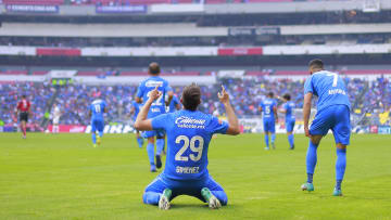 Santiago Giménez celebra un gol con Cruz Azul.