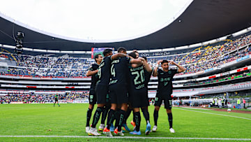 Jugadores del América celebran un gol.