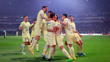 Jugadores del América celebran un gol.