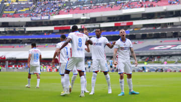 Jugadores de Cruz Azul celebran un gol.