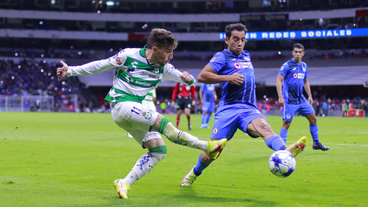 Fernando Gorriarán y Adrián Aldrete juegan un balón.