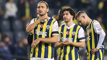 Fenerbahçe oyuncuları tribünleri selamlıyor.