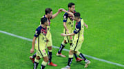 Jugadores del América celebran un gol.