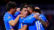 Jugadores de Cruz Azul celebran un gol.