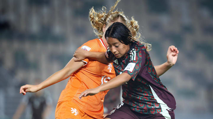 Joselyn Solís, delantera mexicana, luchó, pero el Tricolor carecó de claridad para crear opciones de gol. Joselyn Solís, delantera mexicana, luchó, pero el Tricolor carecó de claridad para crear opciones de gol.