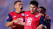 Charly Rodríguez y Jorge Sánchez celebran el primer gol de Cruz Azul ante Santos Laguna