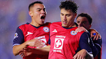 Charly Rodríguez y Jorge Sánchez celebran el primer gol de Cruz Azul ante Santos Laguna