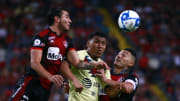 Martínez y Saldrvar pelean un balón.