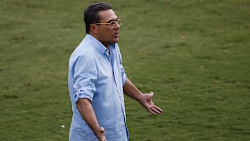 Após Rafael Sobis e Ariel Cabral, Luxemburgo organiza reformulação e mais 10 jogadores devem deixar o Cruzeiro. 