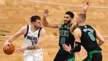 Pese a promediar 31.0 puntos por juego, Luka Doncic no ha podido ayudar a los Dallas Mavericks en el inicio de las Finales de la NBA versus los Boston Celtics 