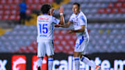 Jugadores de Cruz Azul celebran un gol