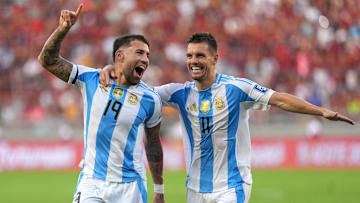 Nicolás Otamendi festeja su gol a lado de Giovani Lo Celso