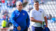 Víctor Manuel Vucetich, DT de Rayados, junto a su auxiliar Sergio Almaguer, en el duelo contra Pachuca.
