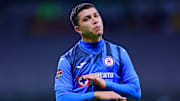 Erik Lira lamenta la eliminación de Cruz Azul ante Pumas en el Estadio Azteca, en la semifinal de vuelta de la Concachampions.