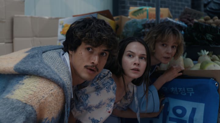 (L to R) Charles Melton as Austin Davis, Cailee Spaeny as Ashley Miller, Carey Mulligan as Lindsay Crane-Martin in episode 208 of Beef