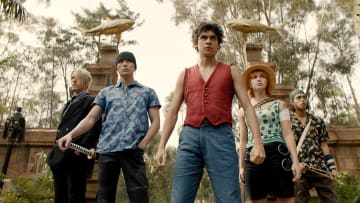 One Piece. (L to R) Taz Skylar as Sanji, Mackenyu Arata as Roronoa Zoro, Iñaki Godoy as Monkey D. Luffy, Emily Rudd as Nami, Jacob Romero Gibson as Usopp in season 1 of One Piece. Cr. Courtesy of Netflix © 2023