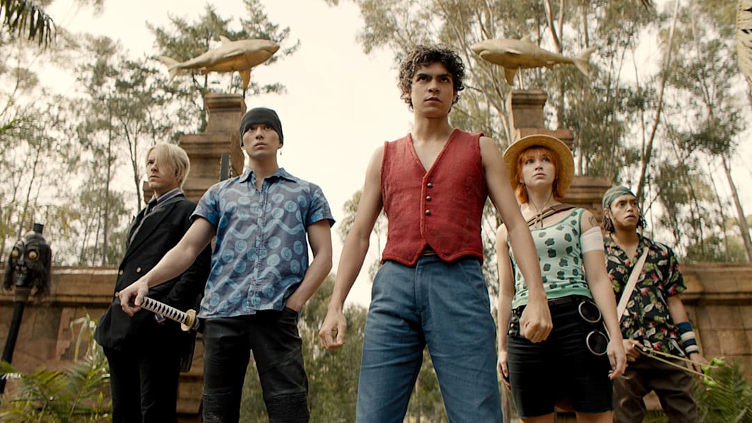One Piece. (L to R) Taz Skylar as Sanji, Mackenyu Arata as Roronoa Zoro, Iñaki Godoy as Monkey D. Luffy, Emily Rudd as Nami, Jacob Romero Gibson as Usopp in season 1 of One Piece. Cr. Courtesy of Netflix © 2023