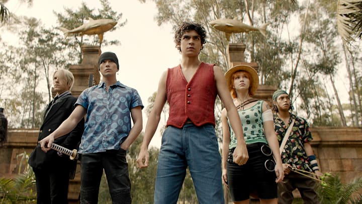 (L to R) Taz Skylar as Sanji, Mackenyu Arata as Roronoa Zoro, Iñaki Godoy as Monkey D. Luffy, Emily Rudd as Nami, Jacob Romero Gibson as Usopp in season 1 of One Piece