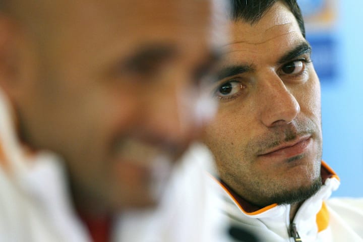 Roma's mildfielder Simone Perrotta (R) l...