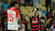 Varela marcou pelo Flamengo contra o Estudiantes