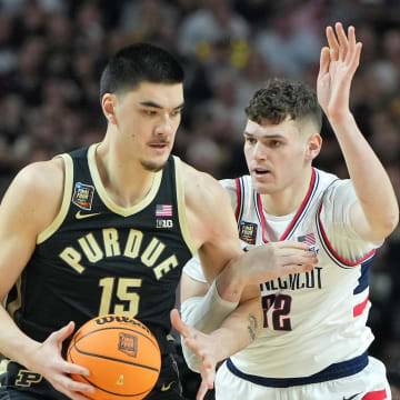 Apr 8, 2024; Glendale, AZ, USA; Purdue Boilermakers center Zach Edey (15) controls the ball against Connecticut Huskies center Donovan Clingan (32) during the first half of the national championship game of the Final Four of the 2024 NCAA Tournament at State Farm Stadium. Mandatory Credit: Bob Donnan-USA TODAY Sports